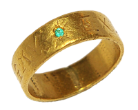 Anello di Salomone appartenuto al M° Kremmerz, in oro 24 carati con smeraldo. All'esterno di esso vi sono incisi i simboli della Luce, all'interno, i simboli per l'attivazione della Protezione Divina.