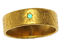 Anello di Salomone appartenuto al M° Kremmerz, in oro 24 carati con smeraldo. All'esterno di esso vi sono incisi i simboli della Luce, all'interno, i simboli per l'attivazione della Protezione Divina.